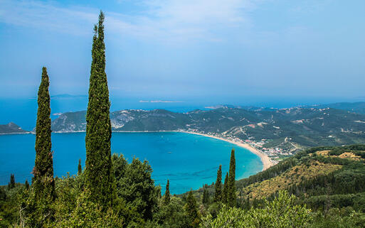 Grüne Küste von Korfu mit Blick auf Agios Georgios Strand © george green / Shutterstock.com
