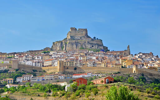Die Stadt Morella wird von der gewaltigen, örtlichen Burg überragt © nito / Shutterstock.com