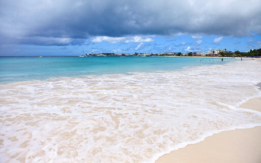 Karibischer Strand mit türkisblauem Wasser in Bridgetown, Barbados © John Wollwerth / Shutterstock.com