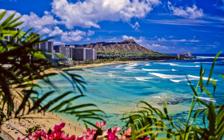 Blick auf den Waikiki Beach und den Diamond Head Krater, Hawaii Insel Oahu, USA © tomas del amo / Shutterstock.com