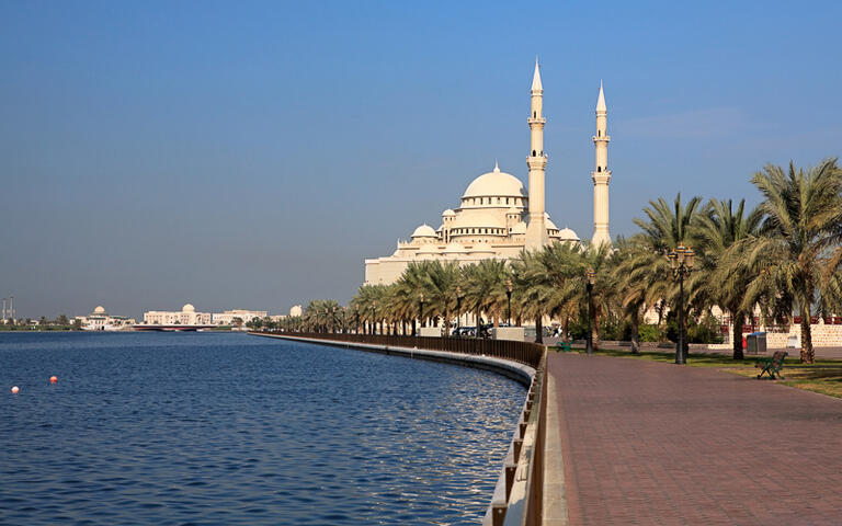 Die Al Noor Moschee an der Promenade von Sharjah © yykkaa / Shutterstock.com