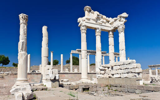 Die antiken Tempel des Trajan in Bergama, Izmir, Türkei © Serghei Starus / shutterstock.com
