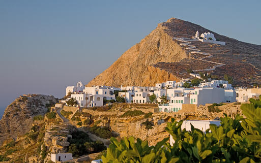 Die Stadt Chora - oberhalb die Kirche der Jungfrau Maria © Georgios Alexandris / Shutterstock.com