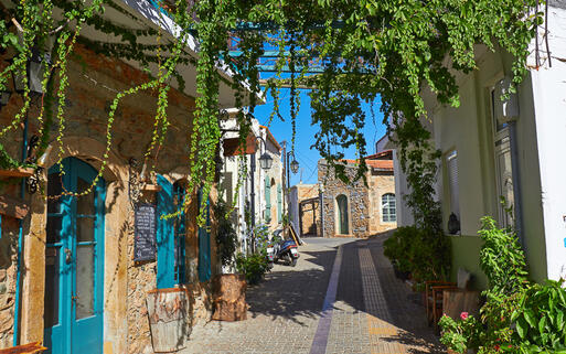 Malerisches griechisches Dorf auf Kreta © serg_dibrova