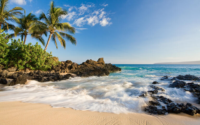 Strand in einer Bucht in Makena im Süden der Insel Maui, Hawaii, USA © idreamphoto / Shutterstock.com