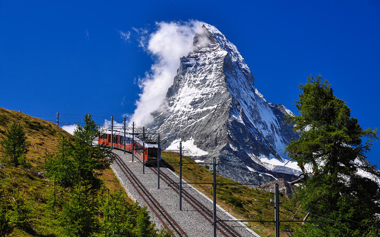 Die Gornergratbahn vor dem  Matterhorn, Wallis, Schweiz © Olimpiu Pop / Shutterstock.com