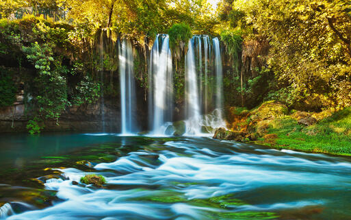 Der obere Düden Wasserfall inmitten des Parks Düden-başı Piknik Alanı, nordöstlich von Antalya © Tatiana Popova / Shutterstock.com