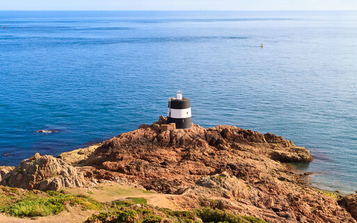 Noirmont Point Leuchtturm, St. Aubin`s Bay, Jersey © Bertl123 / Shutterstock.com