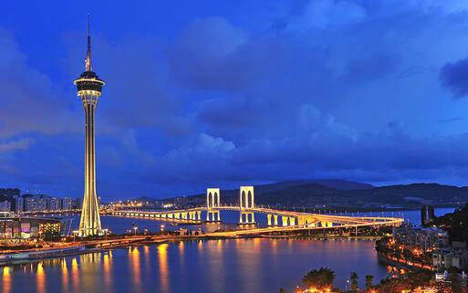 Der berühmte Macau Turm und die urbane Skyline Macaus bei Nacht © think4photop / shutterstock.com