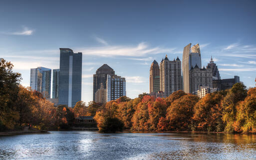 Skyline von Atlanta vom See im Piedmont Park aus gesehen © SeanPavonePhoto / shutterstock.com