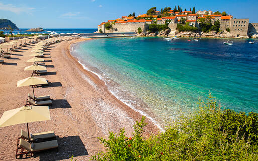 Strand bei Sveti Stefan in der Nähe von Budva, Montenegro © silver-john / Shutterstock.com