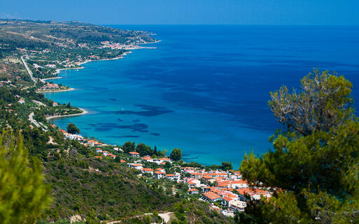 Die roten Dächer der kleinen Dörfer in den Buchten von Kassandra © Dushenina / Shutterstock.com