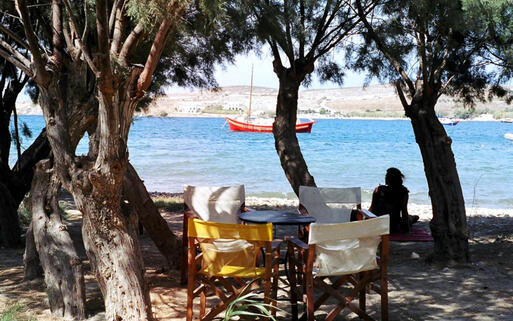 Der Strand Monastir in der Naoussa Bucht © Rhianna Brandon / Shutterstock.com