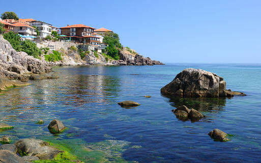© windu / Shutterstock.com Das Dorf Sozopol an der Küste des Schwarzen Meers © windu / Shutterstock.com