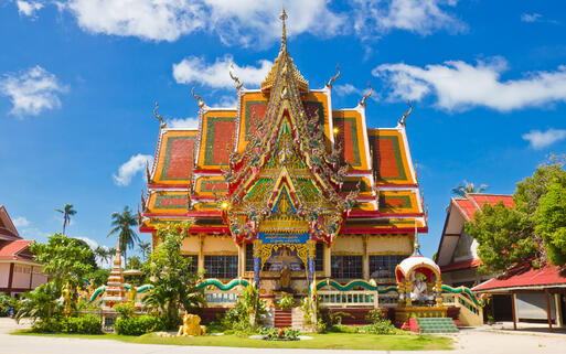 Der Wat Plai Laem ist einer der buntesten Tempel auf Ko Samui, Thailand © skynetphoto / Shutterstock.com