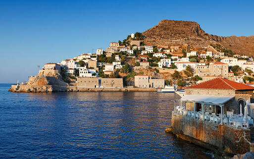 Hafen des gleichnamigen Hauptorts Hydras © Constantinos Iliopoulos / Shutterstock.com