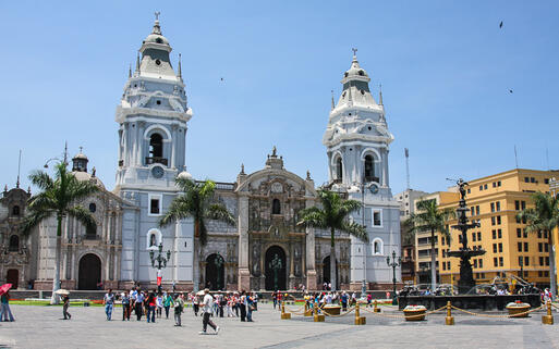 Die San Juan Apóstol Kathedrale in Lima, Peru © Dan Breckwoldt / Shutterstock.com