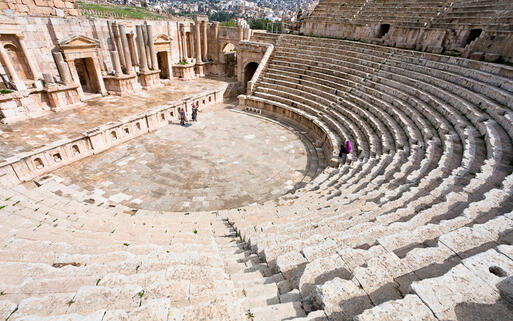 Das große Süd-Theater der antiken Stadt Jerash in Jordanien © vvoe  / Shutterstock.com