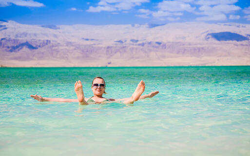 Schwimmen im Toten Meer © magicinfoto / Shutterstock.com