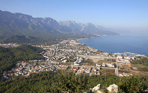 Blick über die Stadt Kemer in der Provinz Antalya © karnizz / shutterstock.com
