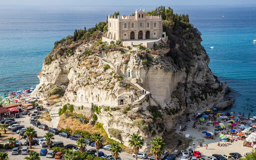 Die Wallfahrtskirche .Santa Maria Dell'Isola von Tropea © Belfry / Shutterstock.com