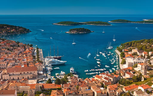Blick über den Hafen der Insel Hvar © Evgeniya Moroz / Shutterstock.com