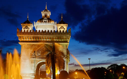 Der Triumphbogen Patou Xai in der Hauptstadt Vientiane bei Nacht © Vitaly Maksimchuk / shutterstock.com