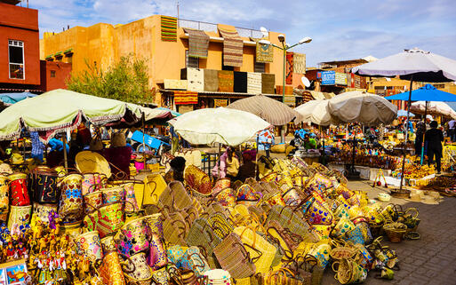 Marktstände in der alten Medina von Marrakesch, Marokko © R.A.R. de Bruijn Holding BV  / Shutterstock.com