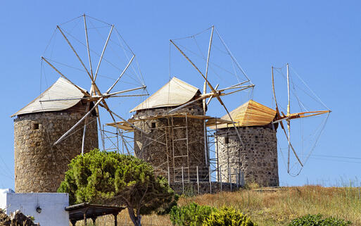 Typisch griechische Windmühlen © AJancso  / Shutterstock.com