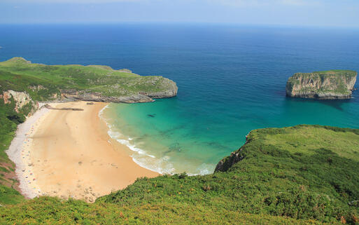Blick auf den Sandstrand La Ballota in der Nähe von Llanes © LFRabanedo / Shutterstock.com