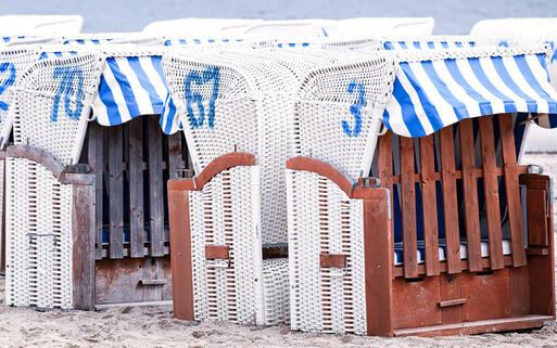 Typische Strohsessel am Strand bei Kiel an der Ostsee © Ralf Gosch / shutterstock.com