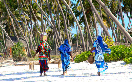 © Dimitry Sukhov / Shutterstock.com Frauen in bunten Kleidern am Sandstrand © Dimitry Sukhov / Shutterstock.com