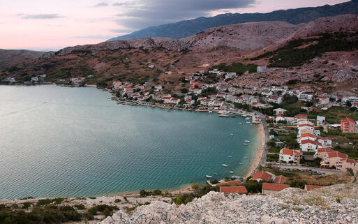 Blick auf ein Dorf an der Küste von Kroatien © piotrwzk / shutterstock.com