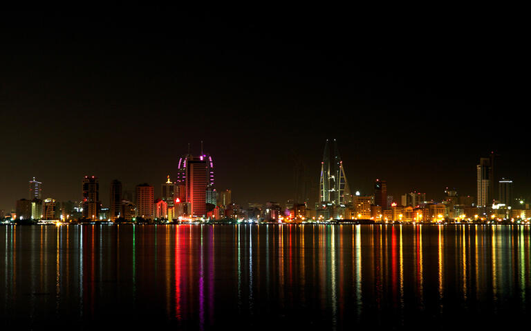 Die farbenprächtige Skyline von Manama bei Nacht, Bahrain © Dr Ajay Kumar Singh / Shutterstock.com