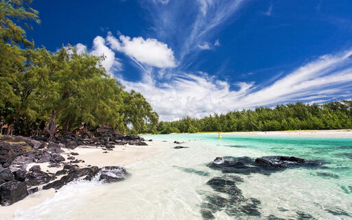 © peppi18 / Shutterstock.com Weißer Traumstrand auf Mauritius © peppi18 / Shutterstock.com