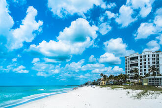 Beliebter Urlauberstrand in Naples, Florida Westküste, USA © Dancestrokes / Shutterstock.com