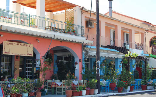 Typisch griechische Tavernenrestaurants in Kefalonia © Maisna / Shutterstock.com