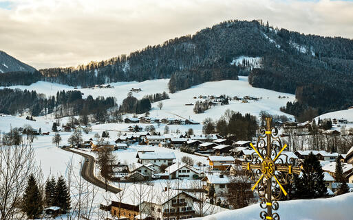 Blick auf den verschneiten Kurort Ruhpolding, Bayerische Alpen, Deutschland © clearlens / shutterstock.com