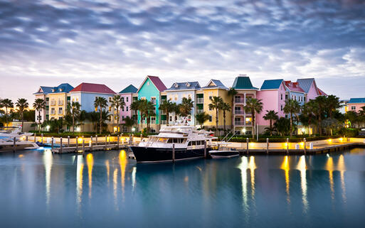 Blick auf einen kleinen karibischen Hafen © Dave Allen Photography  / Shutterstock.com