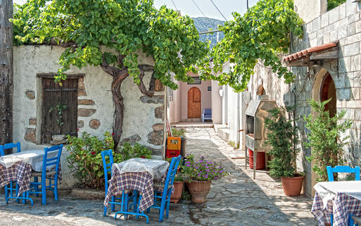 Griechische Szenerie eines malerischen Dorfes © steba