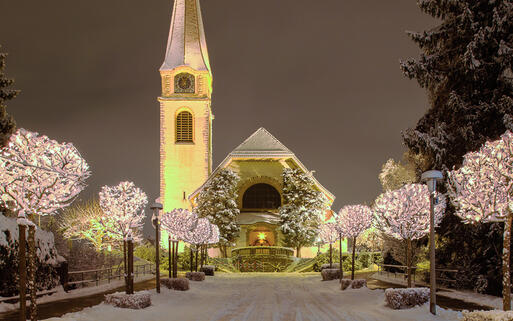 Verschneite Strassen und Weihnachtslichter in einem Vorort von Zürich, Schweiz © photogearch / shutterstock.com