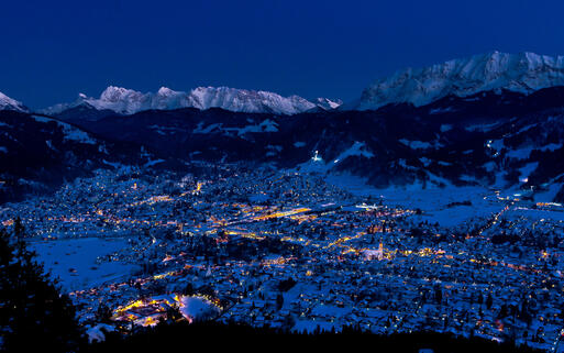Blick über die Gemeinde Garmisch Partenkirchen zur Winterzeit, Bayerische Alpen, Deutschland © natadze / shutterstock.com