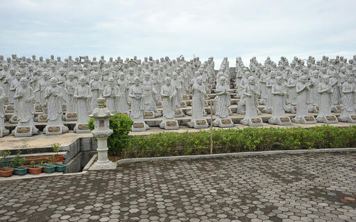 Luohan Statuen in einem Tempel © sunsetman / shutterstock.com