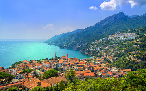 Blick auf Salerno an der Amalfiküste, südlich von Neapel © Boris Stroujko / Shutterstock.com