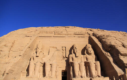 Ägyptischer Tempel © Cyril PAPOT / Shutterstock.com