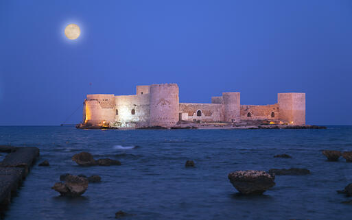 Blick auf die beleuchtete Festung Kizkalesi, die sogenannte 
