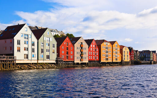 Blick auf die Küste von Trondheim mit ihren bunten, traditionellen Häusern © Tatiana Popova / Shutterstock.com