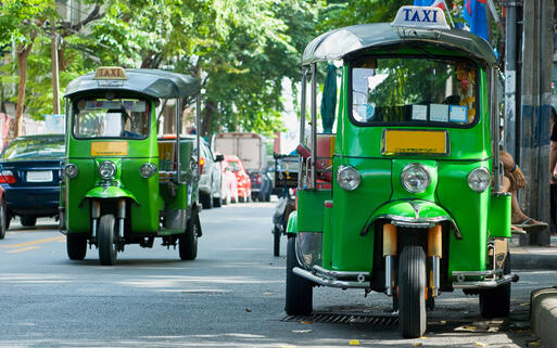 Das Tuk-Tuk Taxi ist charakteristisch für das Straßenbild Bangkoks © Thor Jorgen Udvang / Shutterstock.com