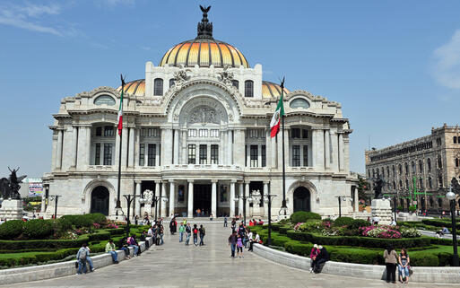 Palacio de Bellas Artes in Mexiko Stadt © ChameleonsEye / Shutterstock.com