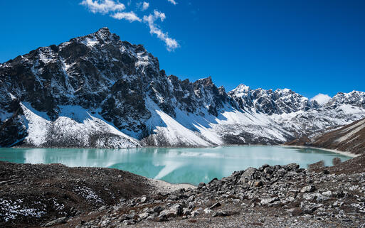 See in der Nähe von Gokyo im Himalaya, Nepal © Arsgera / Shutterstock.com